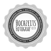 hochzeitsfotograf badge b2 klein sw Eure Lovestory in Foto und Film Hochzeitsfotograf Dresden - Mittagsfoto - Lovestory & Couplegoals
