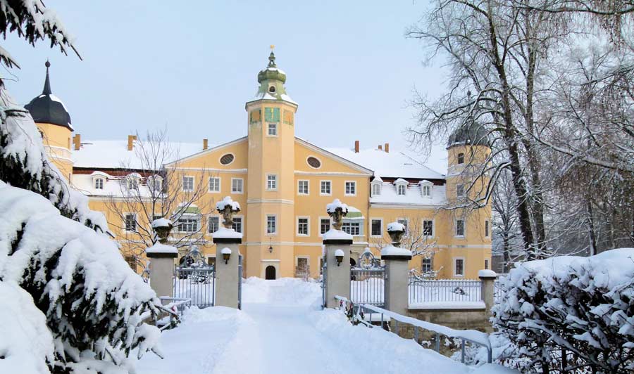 weihnachten 2023 Eure Lovestory in Foto und Film Winterhochzeit in Dresden - tolle Locations