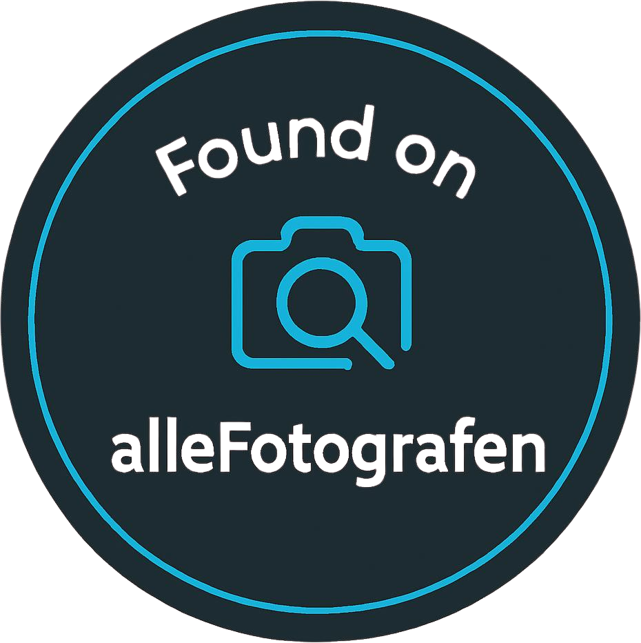 Generate Runder Badge im 1 1 Format mit transparentem Hintergrund fuer alleFotografen.de clean modern professionell und suchplattform orientiert dunkles Anthrazit mit frischem Tuerkis Blau als Akzent Eure Lovestory in Foto und Film Hochzeitsfotograf Dresden - Mittagsfoto - Authentische Hochzeitsreportagen