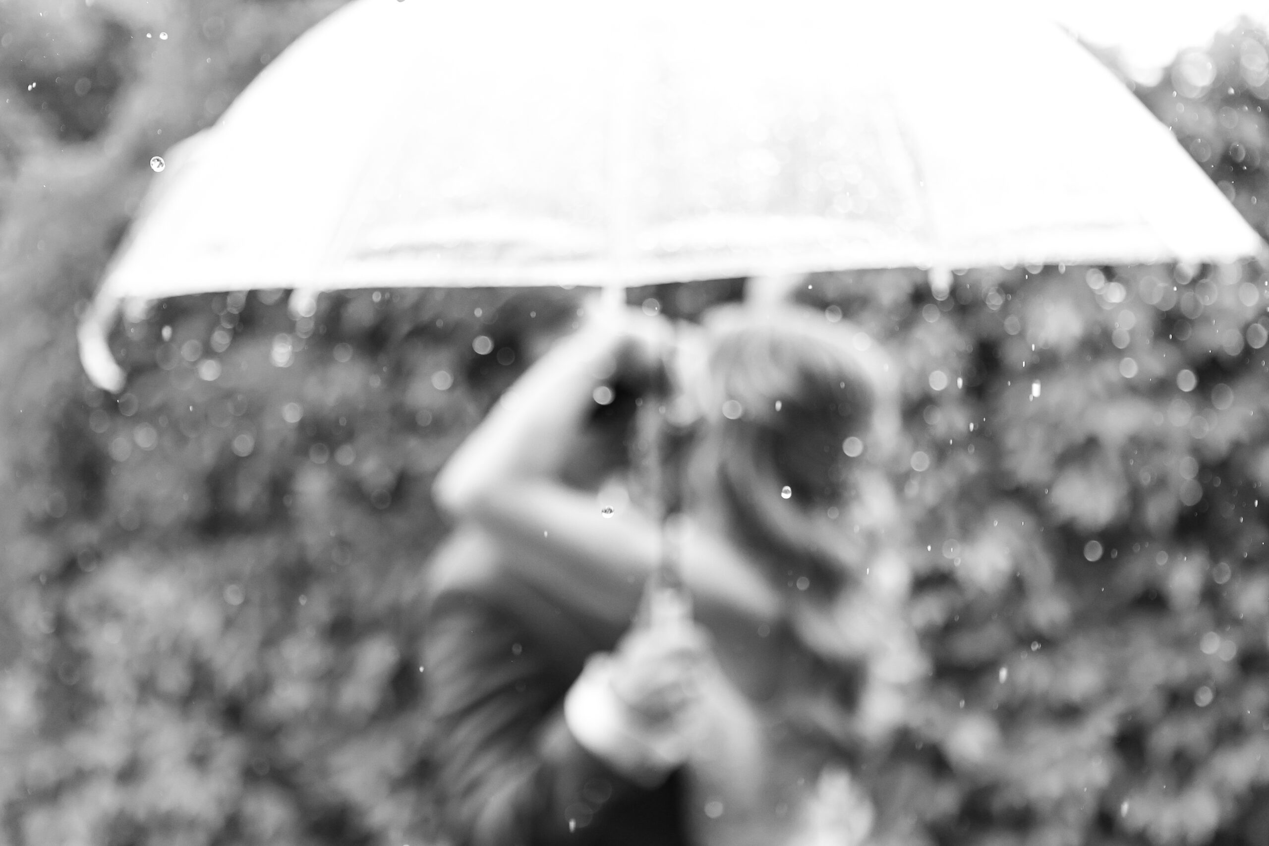 Hochzeitsfotos bei Regen: Tipps für echte Momente